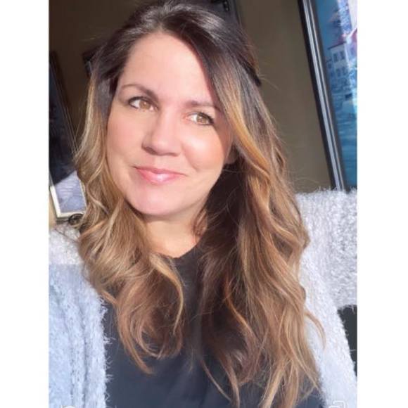 Profile Picture of Holly Lahr (@changel71) on Poshmark