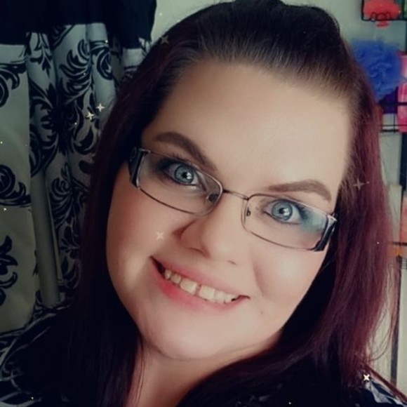 Profile Picture of Gabrielle Gulnac (@queeng2330) on Poshmark