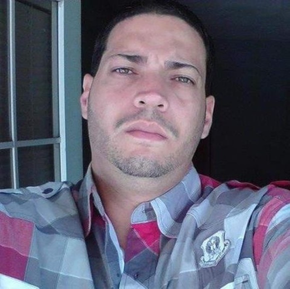 Profile Picture of Mark Espanol (@markespanol) on Poshmark