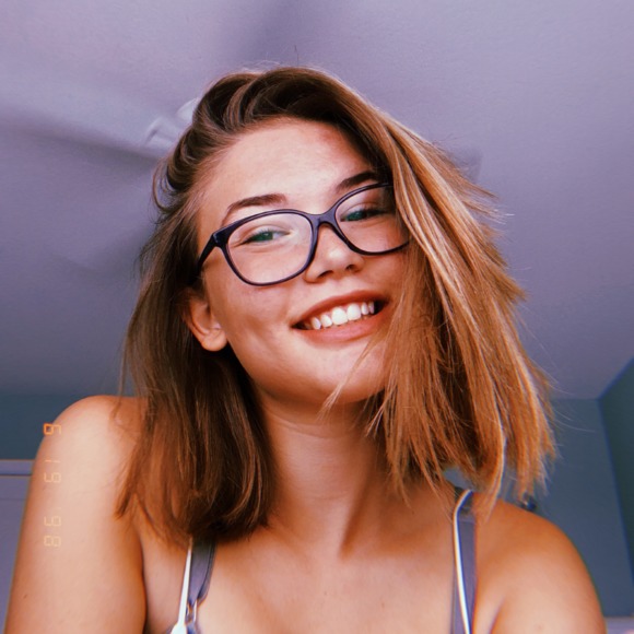 Profile Picture of Emma Oliver (@emmas_closet22) on Poshmark