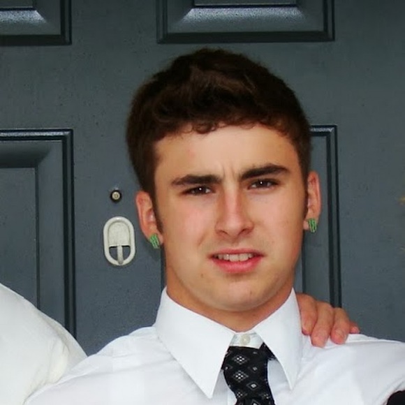 Profile Picture of David Zinni (@davidzinni585) on Poshmark