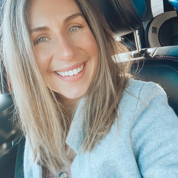 Profile Picture of Amanda Davey (@abdavey13) on Poshmark