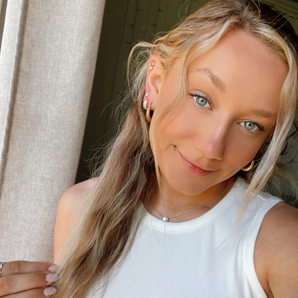 Profile Picture of Jessica Bergold (@_littlebit12_) on Poshmark