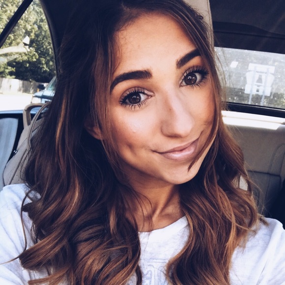 Profile Picture of Jamie Cecora (@jamiececora) on Poshmark