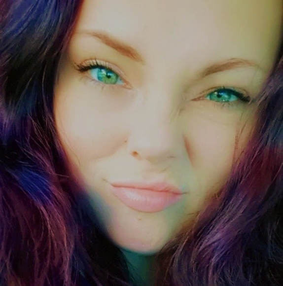 Profile Picture of Amber Robb (@amber_robb) on Poshmark