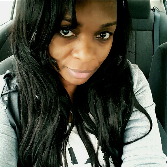 Profile Picture of Valerie Hayes (@valeriehayes) on Poshmark