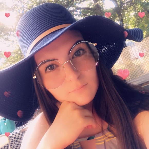 Profile Picture of Maria jose Vanegas (@majova29) on Poshmark