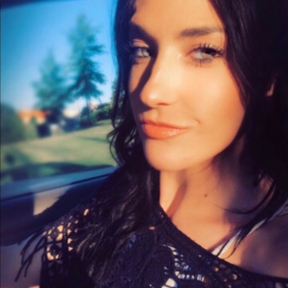 Profile Picture of Erika Saubers (@bohoglamgirl420) on Poshmark