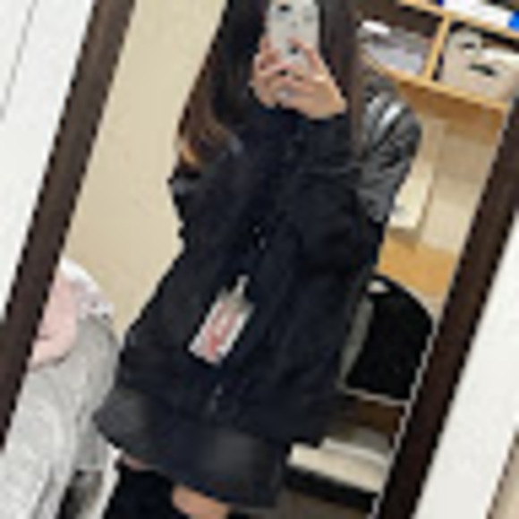 Profile Picture of Bryelise _ (@bryelise_) on Poshmark