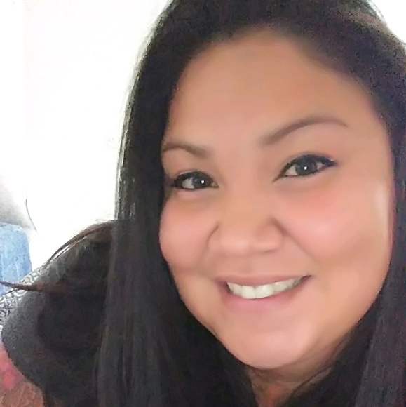 Profile Picture of April Ambriz (@aprila1985) on Poshmark