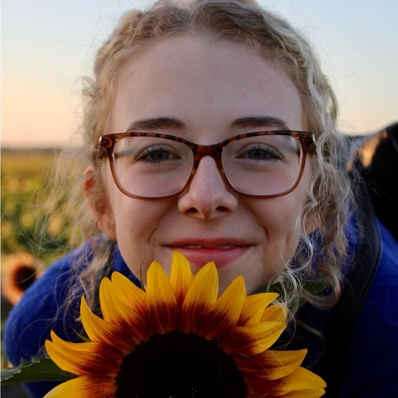 Profile Picture of Emily Backert (@emilyb2004) on Poshmark
