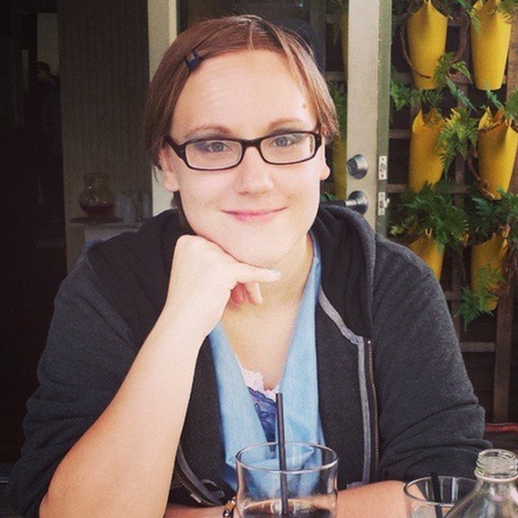 Profile Picture of Sam Baize (@samisuewho) on Poshmark