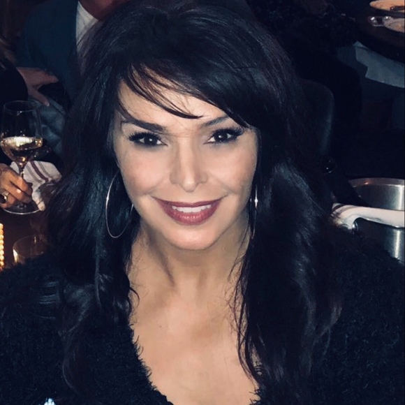 Profile Picture of Rose Gneo (@rosegneo) on Poshmark