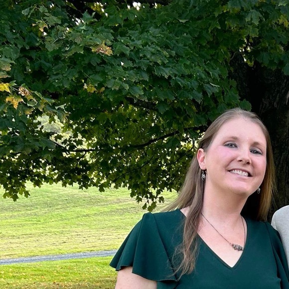 Profile Picture of Sarah Schryer (@schryersa) on Poshmark