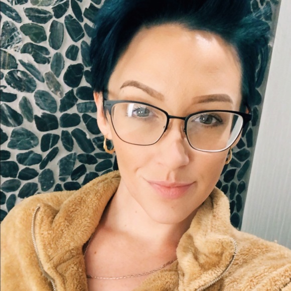 Profile Picture of Amanda Lapierre (@ayynoelle) on Poshmark