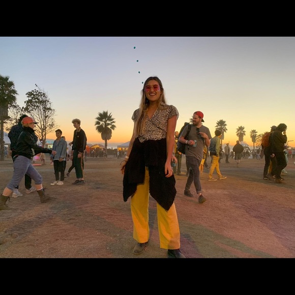 Profile Picture of Julienne Worring (@julienne97) on Poshmark