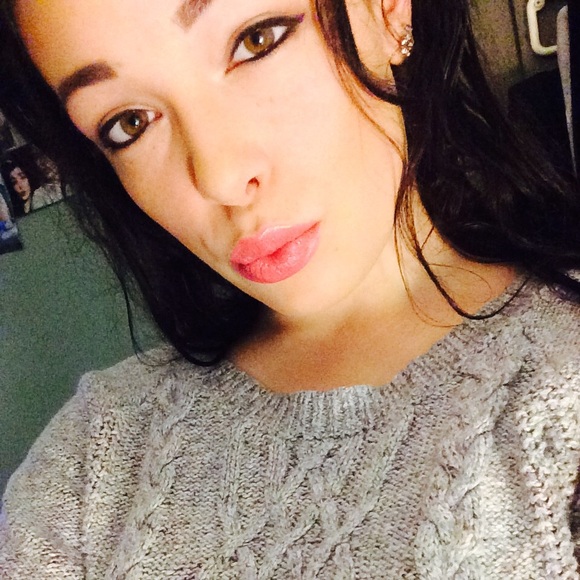 Profile Picture of Julia Petrillo (@jupetr099) on Poshmark