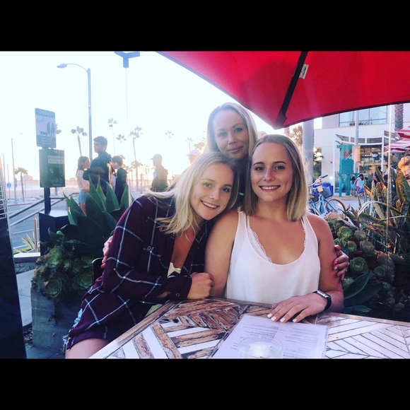 Profile Picture of Ashley Frybarger (@ashleyfrybarger) on Poshmark