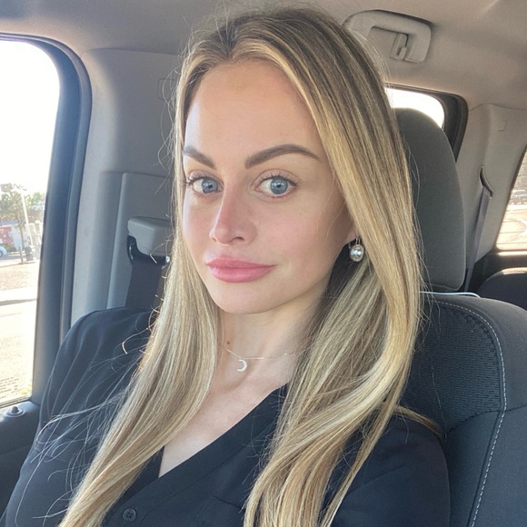 Profile Picture of Caroline Mark guest (@carolinecolton) on Poshmark