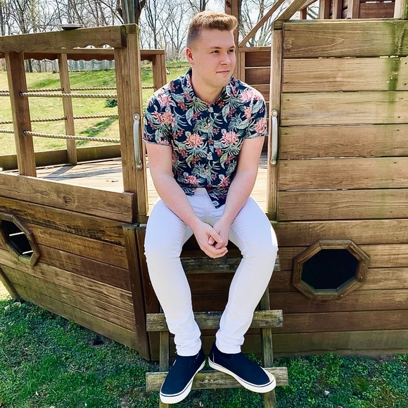 Profile Picture of Eli Murphy (@eli_murphy) on Poshmark