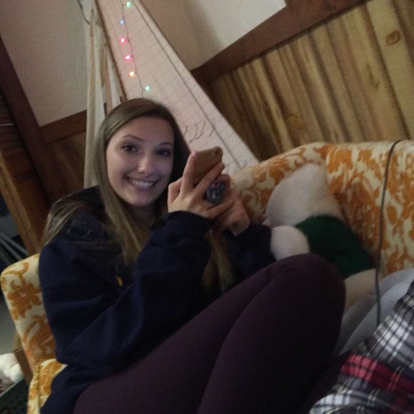 Profile Picture of Lauren Bednar (@laurenbednar12) on Poshmark