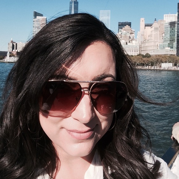 Profile Picture of Melissa Eggink (@fivelsgirl) on Poshmark