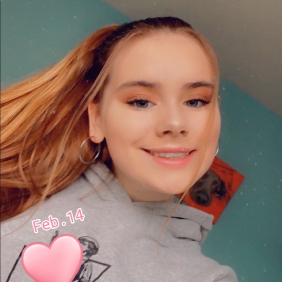 Profile Picture of Amy Helfferich (@amy_helfferich) on Poshmark