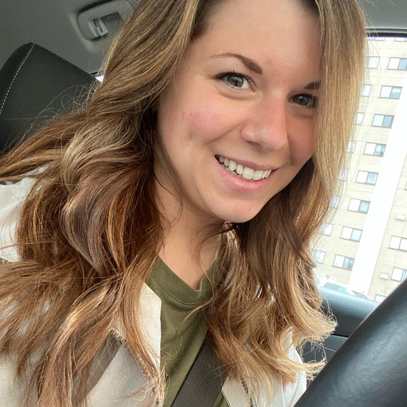 Profile Picture of Kelly Kulinski (@kellymarsh17) on Poshmark