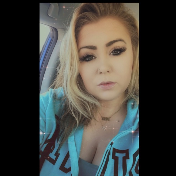 Profile Picture of Mandha Nardolillo (@mandha_n) on Poshmark