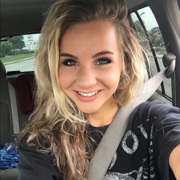 Profile Picture of Jillian Brock (@jillianmia) on Poshmark