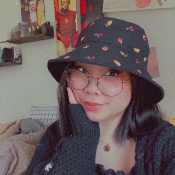 Profile Picture of Ariel Oliveros (@ayeriel) on Poshmark
