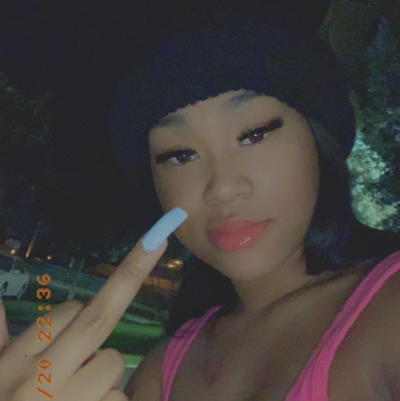 Profile Picture of Mia Foster (@miafoster945) on Poshmark