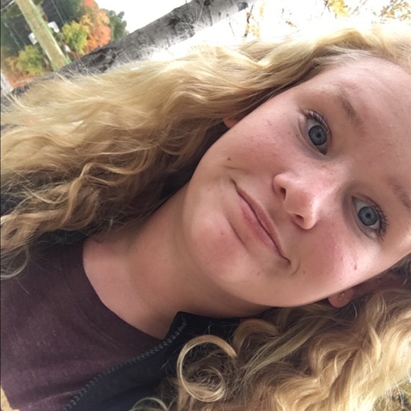 Profile Picture of Danielle Drobat (@danielledrobat) on Poshmark