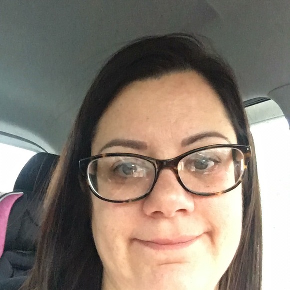 Profile Picture of Larissa Yoder (@riss333) on Poshmark