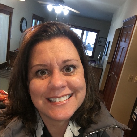 Profile Picture of Carrie Strahm (@cdstrahm) on Poshmark