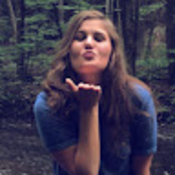 Profile Picture of Genevieve Iannacone (@g_iannacone) on Poshmark