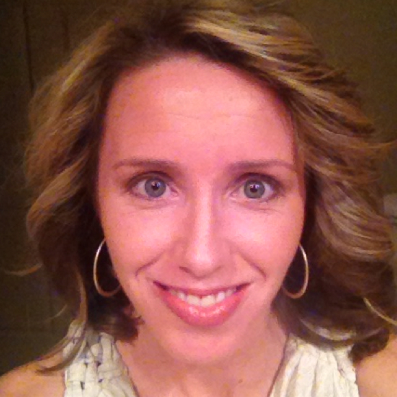 Profile Picture of Lindsay Cornelsen (@lcornelsen0707) on Poshmark