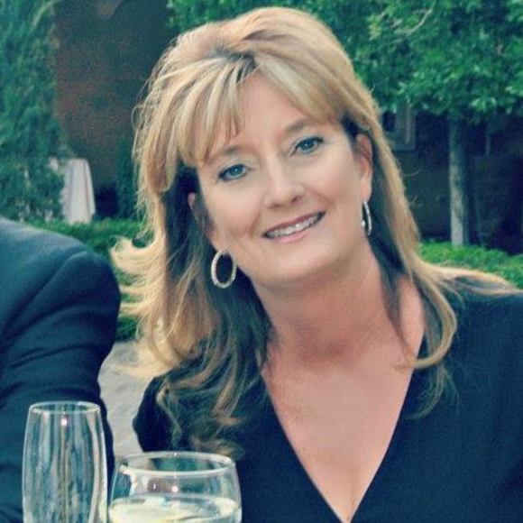 Profile Picture of Kim Akin (@kimakin) on Poshmark