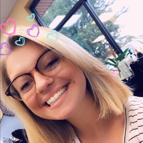 Profile Picture of Hailey Calufetti (@haileycalufetti) on Poshmark