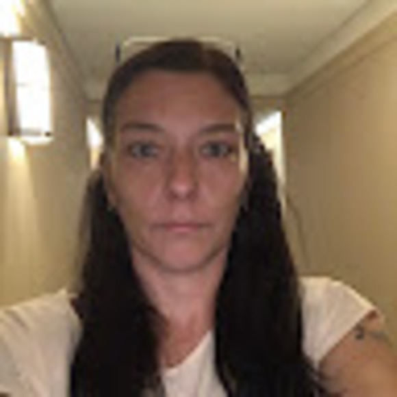 Profile Picture of Lesley Sago (@sagolesley) on Poshmark
