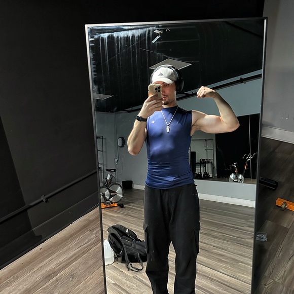 Profile Picture of Robert Mark (@robertropica) on Poshmark