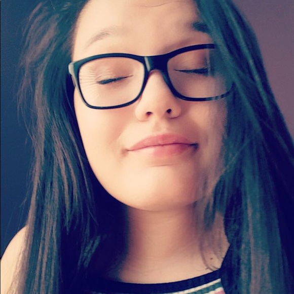 Profile Picture of Emily Thornsbury (@e_berry124) on Poshmark