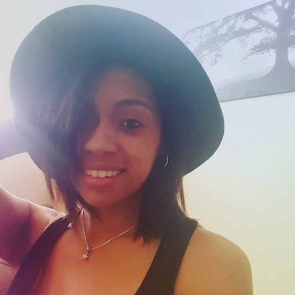 Profile Picture of Alexis Pearce (@alexpearce22) on Poshmark