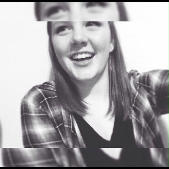 Profile Picture of Andrea Thyen (@thyen24) on Poshmark
