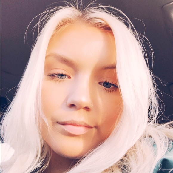 Profile Picture of Isabella Keeney (@isabellakeeney) on Poshmark