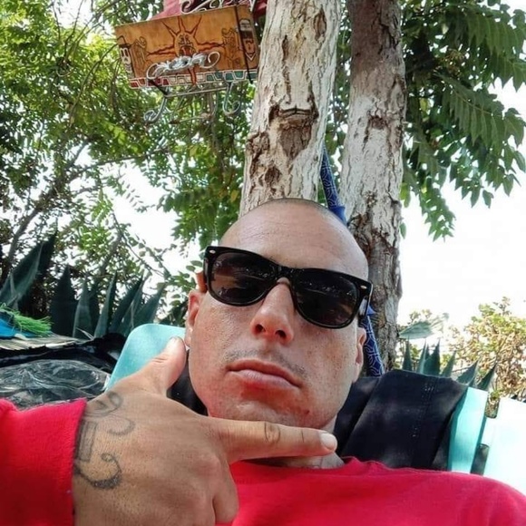 Profile Picture of George Cuevas (@gc088690) on Poshmark