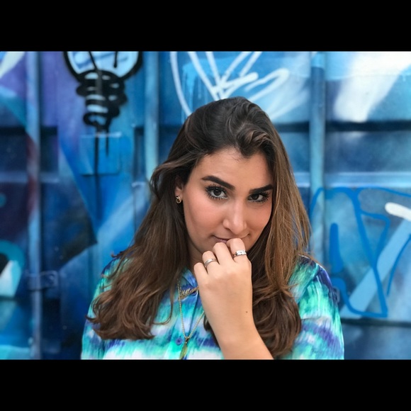 Profile Picture of Albany Arrage (@albanyaa) on Poshmark