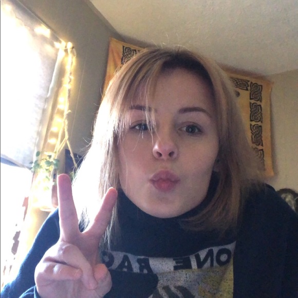 Profile Picture of Reanne Acridge (@kombucha2k18) on Poshmark