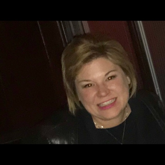 Profile Picture of Dana Kozikoski (@dlk2000) on Poshmark