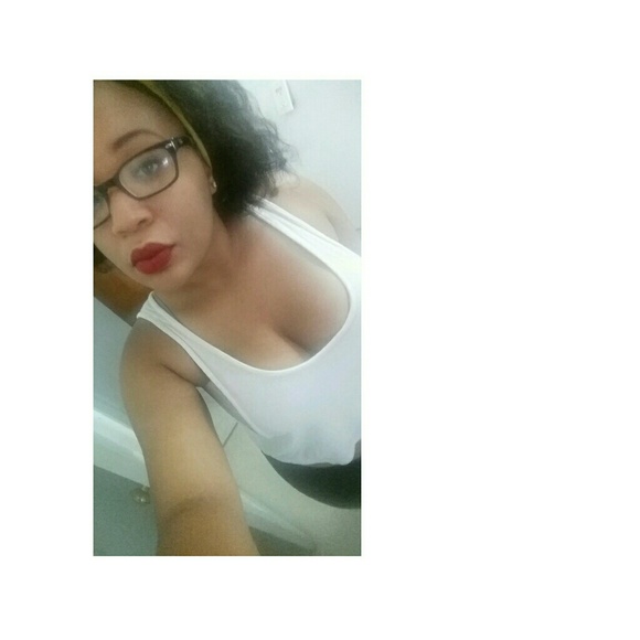 Profile Picture of Jeannelle Daugherty (@diamondmonr0e) on Poshmark